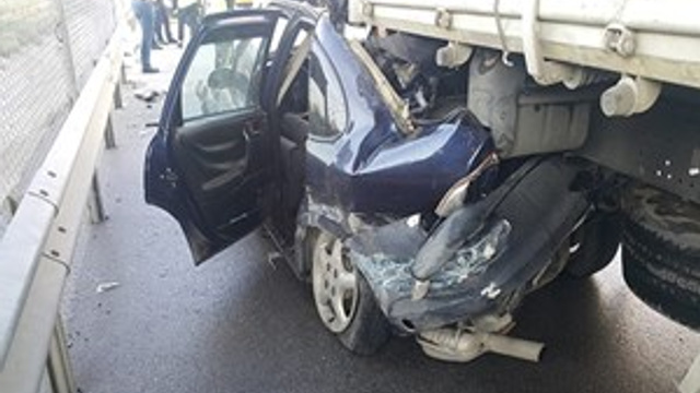 Hatay'da kamyon ile otomobil çarpıştı