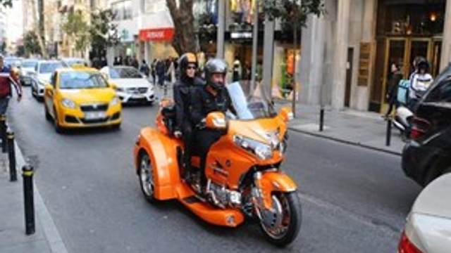 Cem Yılmaz ve Defne Samyeli Nişantaşı trafiğine takıldı