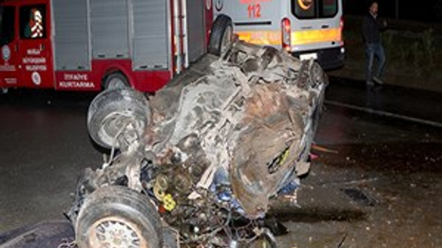 Hurdaya dönen otomobilden yaralı olarak kurtuldular
