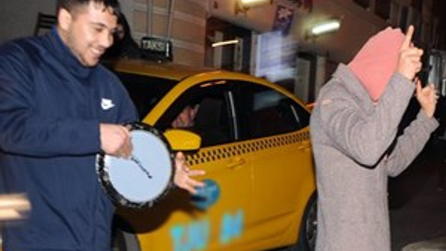 Ünlü aktör sokak ortasında göbek attı
