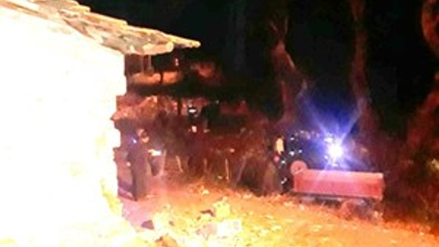 Burhaniye’de kamyonetle traktör çarpıştı