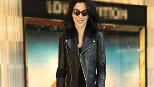 Merve Boluğur siyahlar içinde