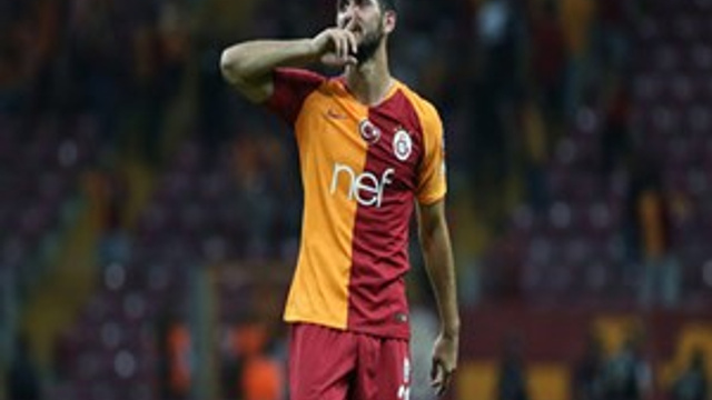 Emre Akbaba'nın kaval kemiği kırıldı