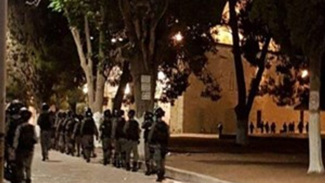 İsrail askerleri namaz kılanları zorla çıkarttı