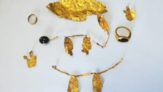 Sivas'ta 2 bin 500 yıllık taç ele geçirildi