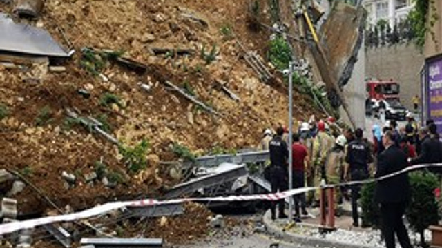 Başakşehir'de istinat duvarı çöktü