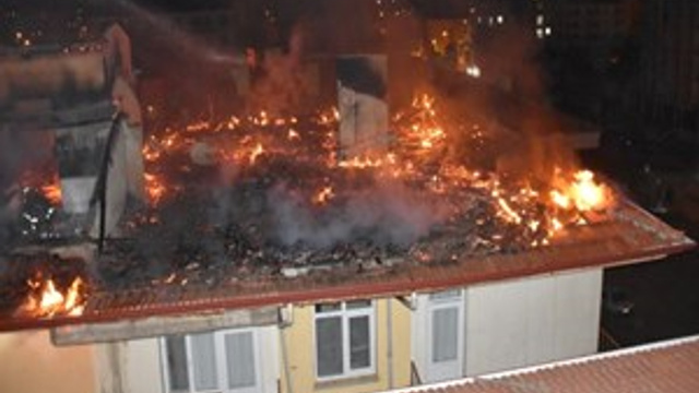 Üniversitelilerin kaldığı apartmanda feci yangın!