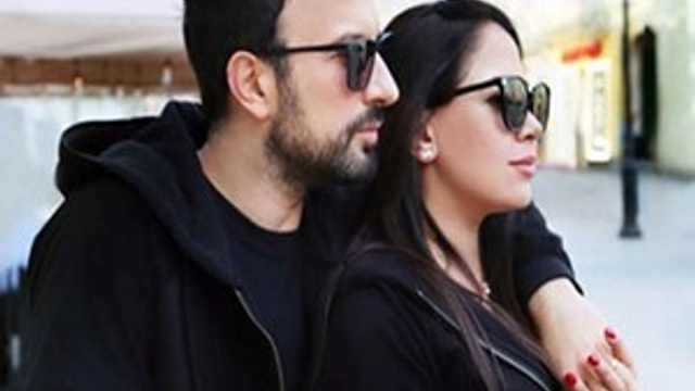 Tarkan'dan eşiyle el ele poz