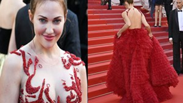 Meryem Uzerli dekolte şova devam ediyor