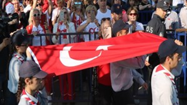 Atatürk’ü temsil eden bayrak karaya çıkarıldı