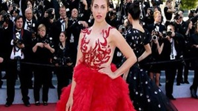 Meryem Uzerli'nin kıyafetindeki Arapça mesaj
