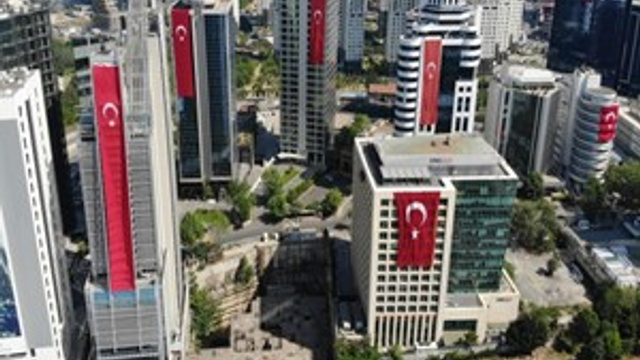 Maslak'ta gökdelenler kırmızı beyaza büründü