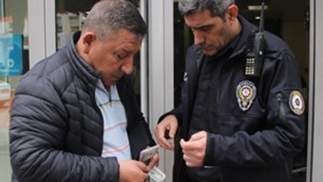 Kabarık cüzdanı polise teslim etti