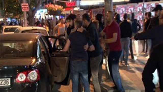 Kutlama yapan Galatasaray taraftarına saldırı