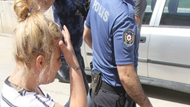 Kendisinden para isteyen karısını ısırdı!
