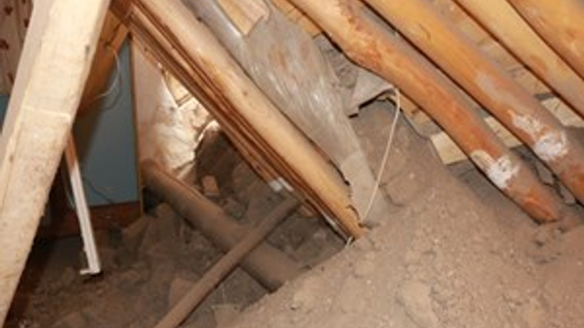 Evin tavanı çöktü: 5 kişi canını zor kurtardı