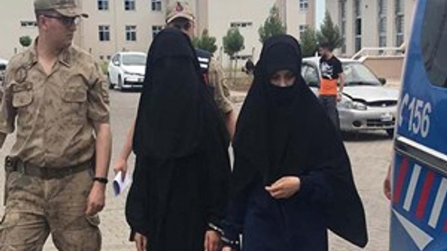 Akçakale'de DEAŞ'lı 2 kadın yakalandı