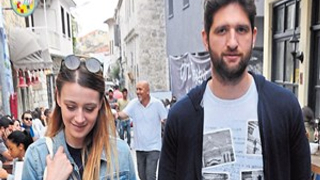 Gizem Karaca beyninden vurulmuşa döndü!