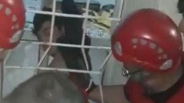 Demir parmaklıklara sıkışan çocuk kurtarıldı