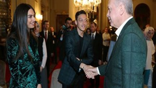 Amine ile Mesut düğün hazırlıklarını gizlilikle yürütüyor