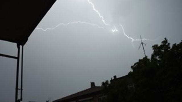 İstanbul'da gökyüzünü şimşekler aydınlattı!