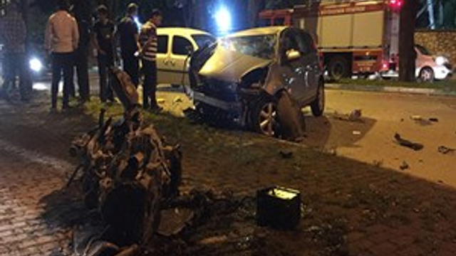 Feci kazada sürücü ön camdan fırladı