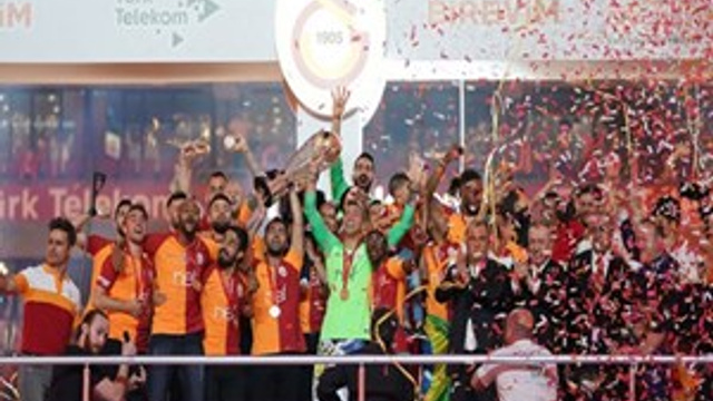 Aslan taç giydi