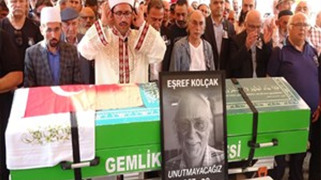 Oğlunun yanına defnedildi