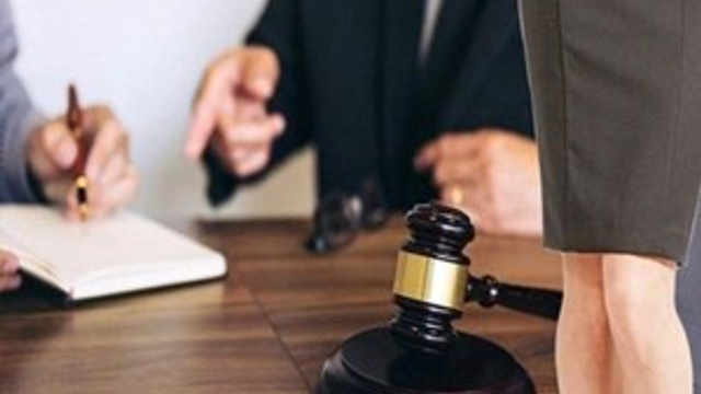 Avukatın etek boyuna tepki gösteren hakim görevden uzaklaştırıldı