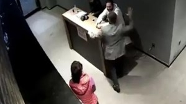 Çalışanlarına “Ayağa kalkmadın” dayağı atan patron gözaltına alındı