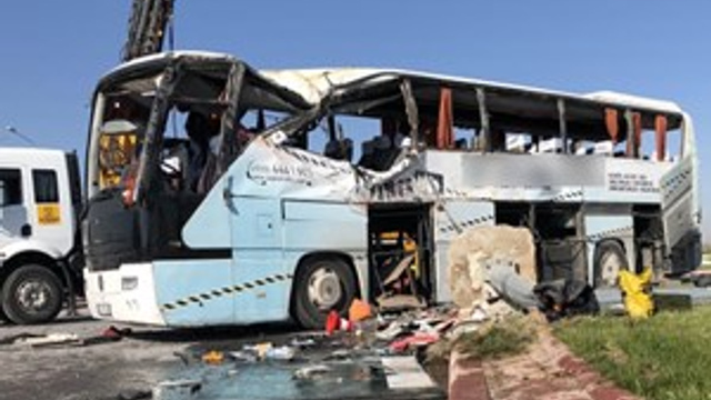 Tır ile servis otobüsü çarpıştı!