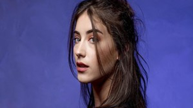 Hazal Kaya'dan takipçisine büyük ayar!