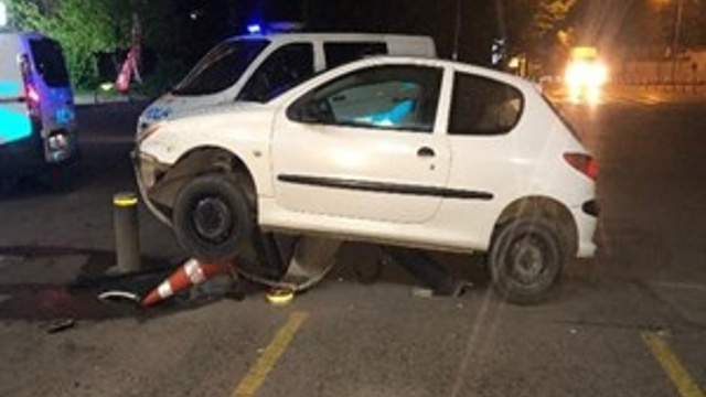 Alkollü sürücü korkuluklara çıktı!