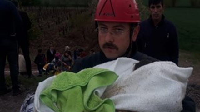 Kurtardığı bebeği sakinleştirmeye uğraştı