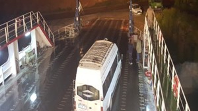 Otomobil, feribottan baraja uçtu