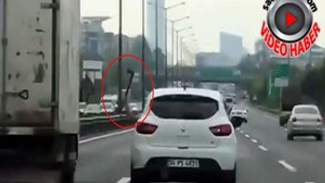 İstanbul trafiğinde 'baltalı' dehşet!