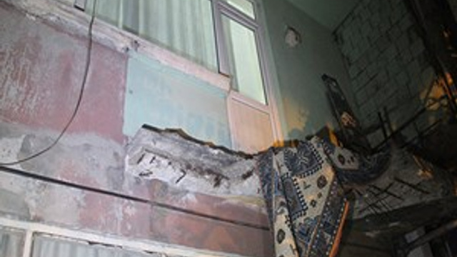 Beyoğlu'nda bir evin balkonu çöktü