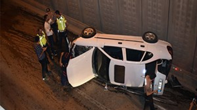Takla atan araçtan burunları bile kanamadan çıktılar