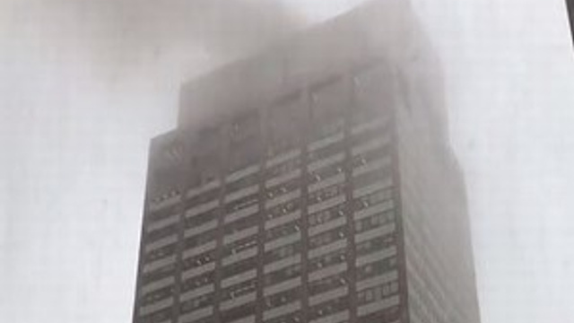 New York’ta helikopter gökdelenin çatısına düştü