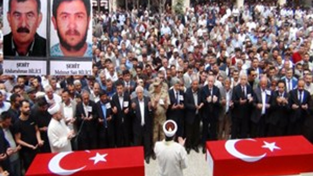 Şehit işçiler gözyaşları arasında toprağa verildi