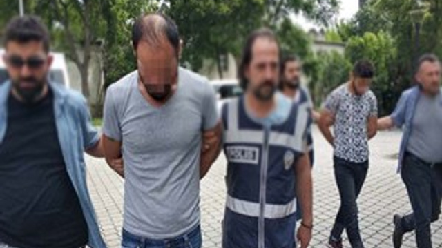Yaşlı çiftin torunu dışarıda bekledi, amcası altınları gasp etti!