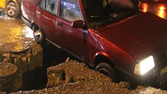 Yol çöktü, sürücü çukura düştü!