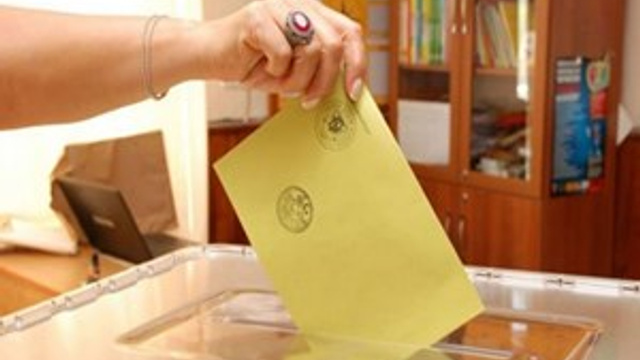 3 ilçe ve bir belde sandık başında