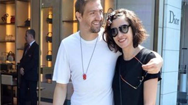 Caner Erkin ve Şükran Ovalı'dan mutluluk pozu