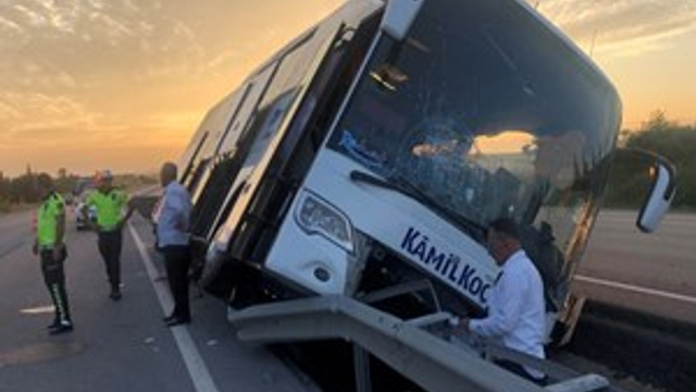 Yolcu otobüsü kaza yaptı: 40 yolcu ölümden döndü!