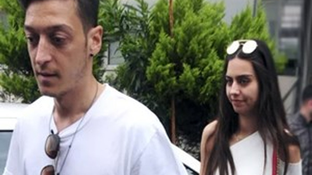 Mesut Özil'den Amine Gülşe'yi güldüren yanıt!