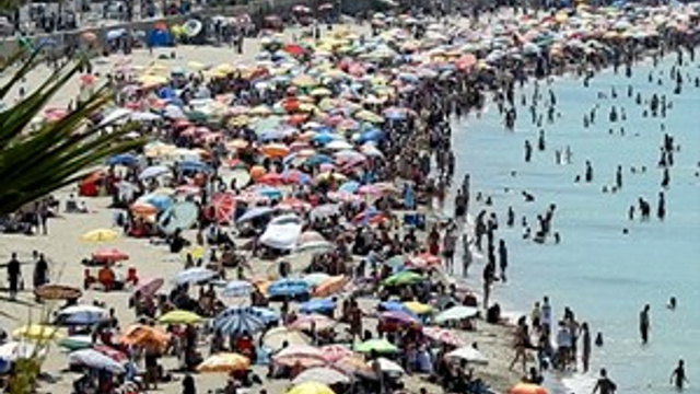 Çeşme'de iğne atsan yere düşmüyor!