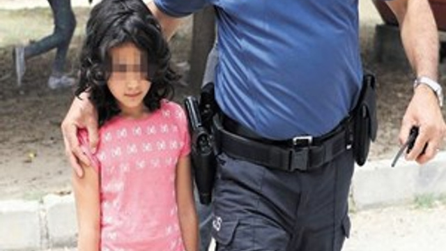 Üvey anne dayağından arkadaşları kurtardı