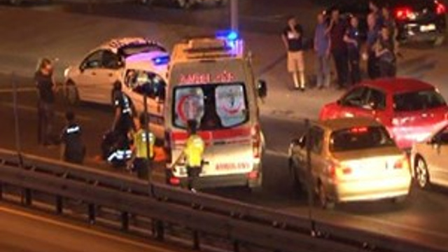 Üst geçitten yola düştü, araç altında ezilerek can verdi!