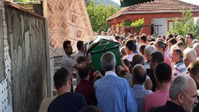 Eşini ve çocuğunu beklerken maganda kurbanı oldu